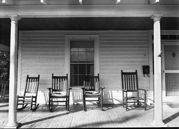 11df9fbc5bfd8a444ba04f88c24493de--rocking-chairs-front-porches.jpg
