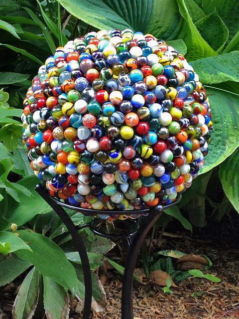 DIY-garden-globe-marbles.jpg